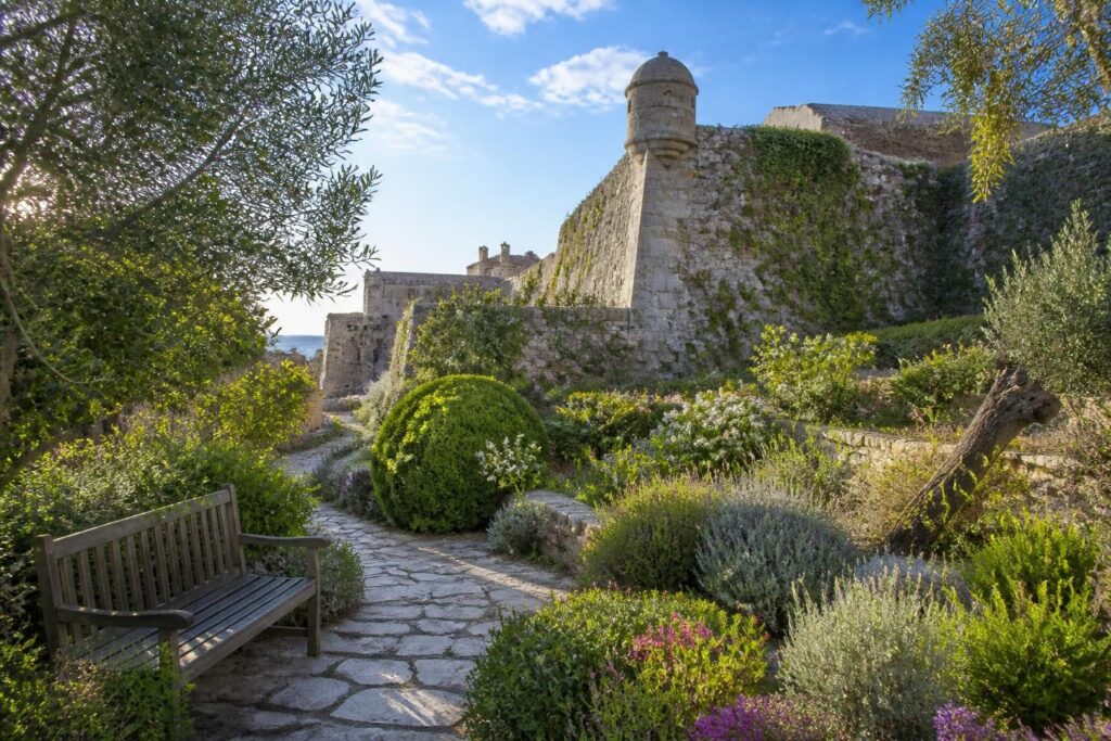 découvrez les jardins du fort en corse, un havre de paix où nature luxuriante et patrimoine historique se rencontrent pour une expérience unique et ressourçante.