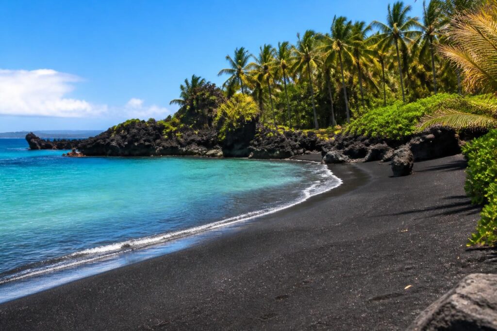 découvrez les plus belles plages de sable noir à la réunion, idéales pour la baignade et l'exploration de curiosités naturelles uniques. guide complet pour une expérience inoubliable.