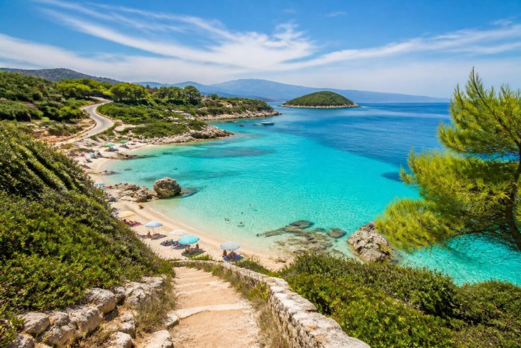 découvrez ksamil en albanie : plages paradisiaques, météo idéale, conseils d'accès et avis des voyageurs pour organiser votre séjour parfait.