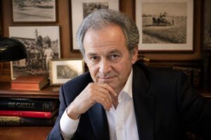 découvrez les origines et le parcours de jean-françois kahn, journaliste et essayiste français, à travers une exploration de son héritage familial et culturel.