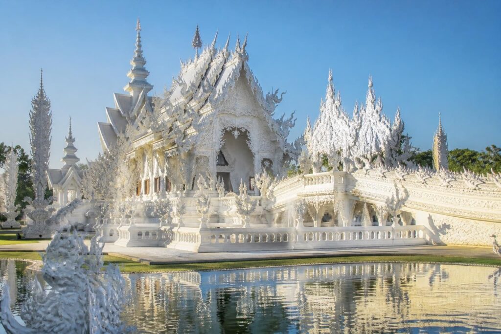 découvrez wat rong khun, le temple blanc emblématique de chiang rai, un chef-d'œuvre architectural thaïlandais alliant tradition et modernité.