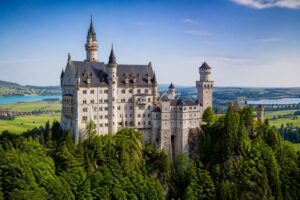 découvrez le château de louis ii de bavière : guide de visite, histoire fascinante et secrets des palais royaux bavarois.