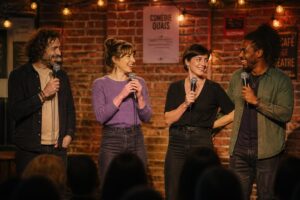 découvrez les talents des humoristes français, hommes et femmes, qui font rire et captivent le public par leur humour unique et leur créativité.