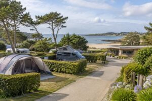 découvrez les tarifs, emplacements et périodes d’ouverture des campings à larmor-plage, dans le morbihan, pour préparer votre séjour en bord de mer.