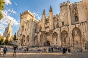 découvrez le palais des papes à avignon : préparez votre visite, admirez les photos et réservez vos billets d’entrée pour explorer ce monument incontournable.